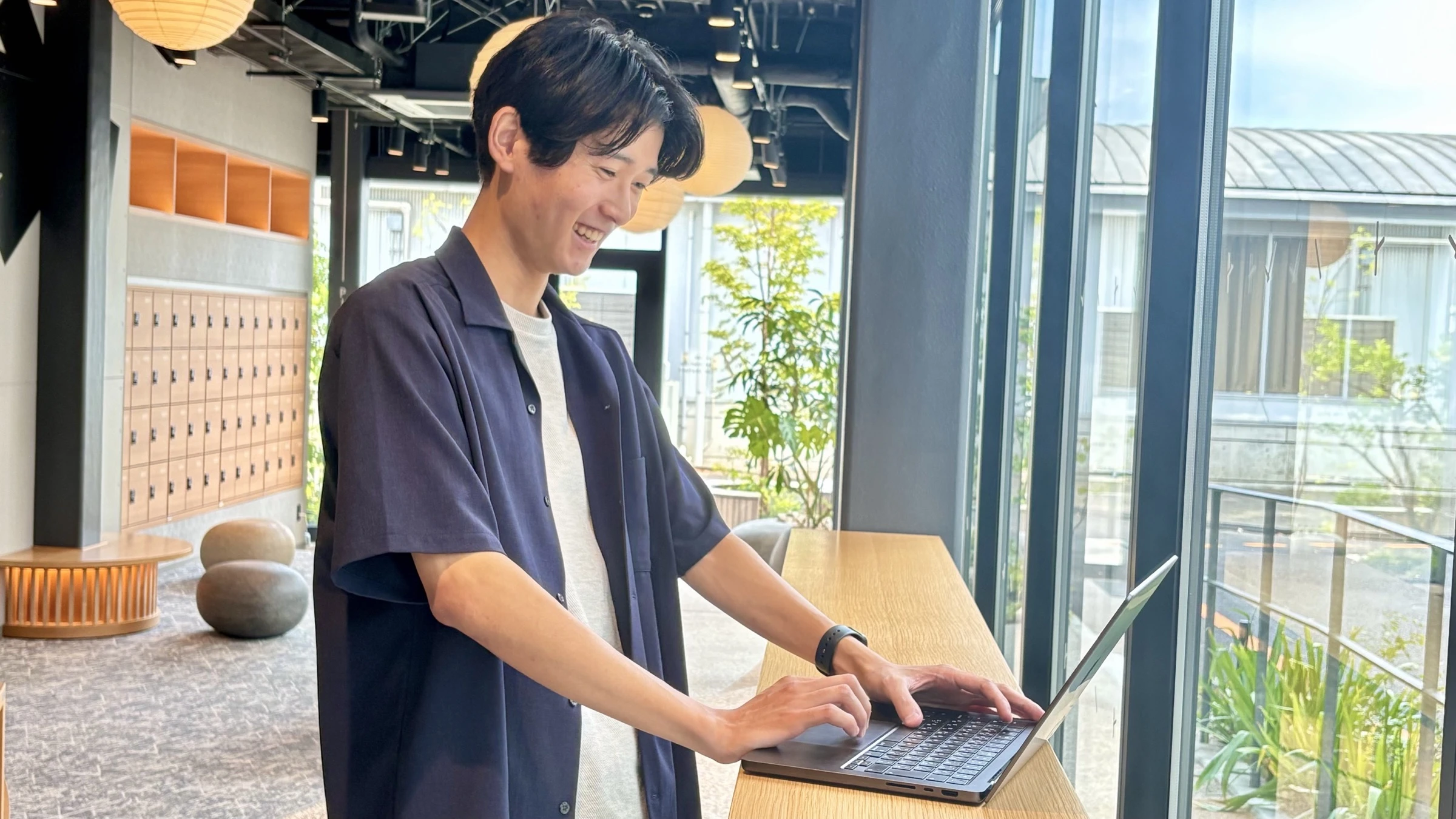 ノートPCでプロダクト開発を行う代表の写真