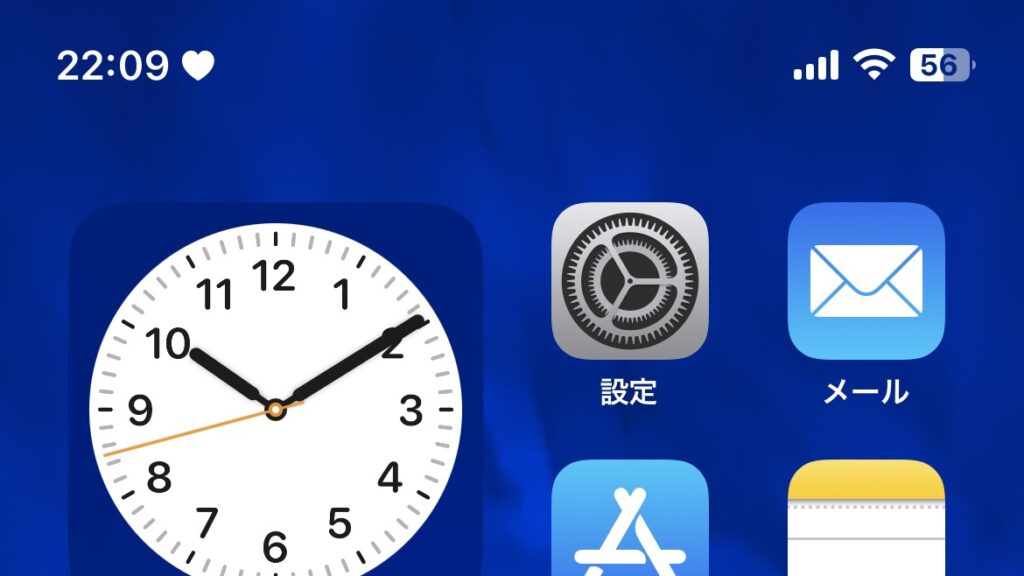 iPhoneの時計の右側にハートアイコンが表示されている画像